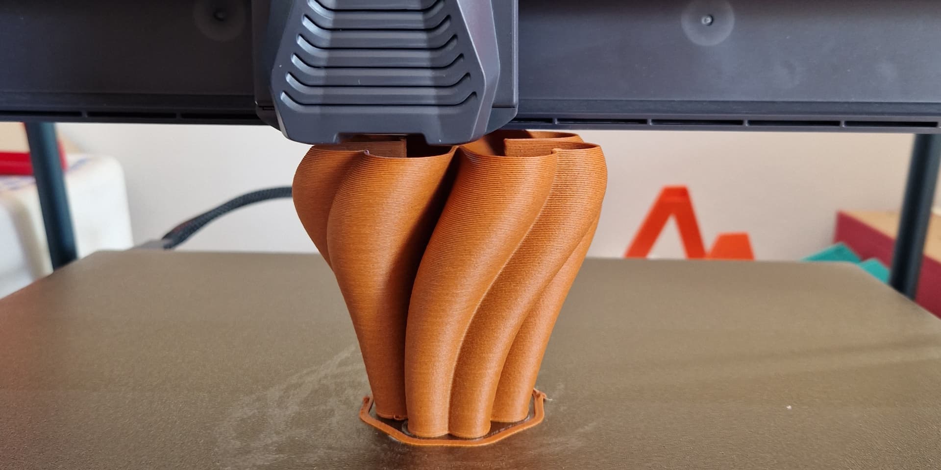 Stampa 3D di un oggetto in corso d'opera nel laboratorio Otto Design